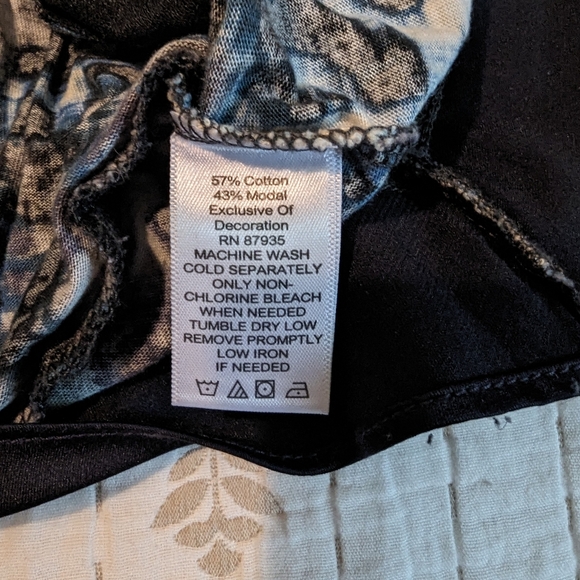 Logo asymmetrical tunic top abstract floral pocket - Picture 8 of 9